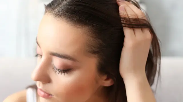 Mengenal Penyebab Kulit Kepala Mengelupas, Apa yang Harus Dilakukan untuk Mengatasinya?