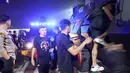 <p>Pemain Persija Jakarta, Oliver Bias bersiap menaiki kendaraan taktis (rantis) bersama skuad Persija lainnya setelah dikalahkan Dewa United 0-2 pada laga pekan ke-10 BRI Liga 1 2023/2024 di Stadion Indomilk Arena, Tangerang, Jumat (25/8/2023). (Bola.com/M Iqbal Ichsan)</p>