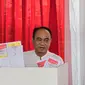 Menkominfo Budi Arie Setiadi menunjukkan surat suara usai mencoblos di TPS 001 Komplek Menteri Taman Widya Chandra Jakarta. (Liputan6.com/ Agustinus Mario Damar.