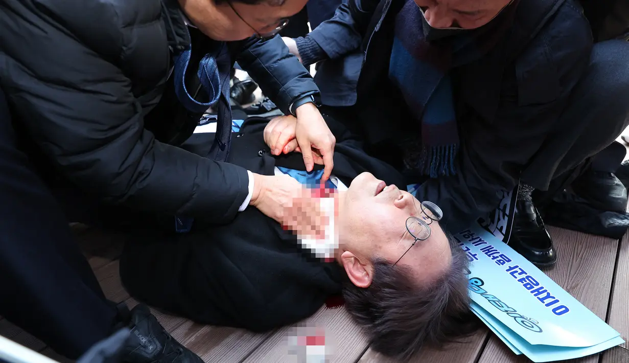 Lee yang merupakan ketua Partai Demokrat, partai oposisi utama di Korsel, diserang dengan benda tajam di sisi kiri lehernya pada Selasa (2/1) pagi waktu setempat. (YONHAP / AFP)