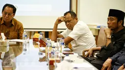 Ketua Umum PPP Djan Faridz (kiri) bersama Anggota DPRD Haji Lulung (kedua kanan) hadir saar pertemuan di gedung PPP, Jakarta, Senin (22/2). (Liputan6.com/Faizal Fanani)