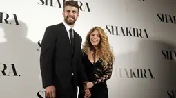 Penyanyi Kolombia Shakira dan bek Barcelona Gerard Pique berpose selama presentasi album barunya "Shakira" di Barcelona, ​​Spanyol, pada 20 Maret 2014. Shakira akhirnya mengumumkan telah berpisah dari Gerard Pique pada 4 Juni 2022 usai 12 tahun bersama dan memilik dua orang anak. (AP Photo/Manu Fernandez, File)