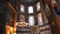 Seorang perempuan mengunjungi bagian dalam Hagia Sophia di Istanbul, Turki pada 10 Juli 2020. Sebelum menjadi museum, Hagia Sophia adalah Katedral lalu berubah menjadi masjid saat Kekhalifahan Utsmaniyah pada tahun 1453. (Ozan KOSE/AFP)