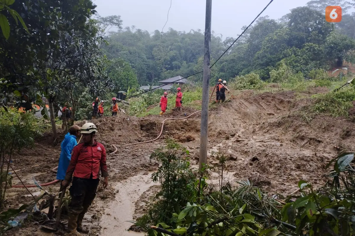 Penanganan oleh BPBD pasca longsor di Kecamatan Gegerbitung Kabupaten Sukabumi (Liputan6.com/Fira Syahrin).