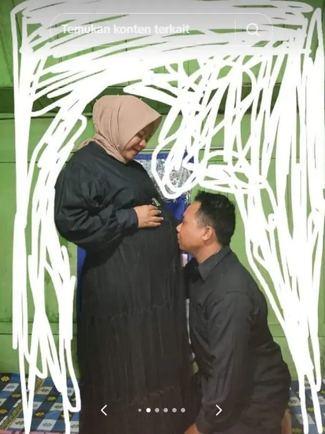 Pasangan Ini Minta Foto Mereka Diedit Background Putih, 6 Kreasi ala Netizen Kocak