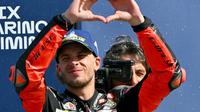 Pembalap Aprilia Marco Bezzecchi finis pertama pada Sprint Race MotoGP Indonesia 2025. (Andreas SOLARO / AFP)