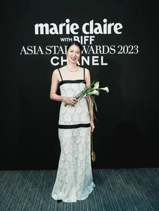 Sedangkan di acara Marie Claire Asia Star Awards, di mana ia mendapatkan penghargaan, Laura Basuki kembali memilih sebuah gaun Chanel yang tak kalah cantik. Gaun simpel bertali kecil ini memiliki aksen tingkat dan membalut tubuh Laura Basuki dengan amat baik. [Foto: Instagram/laurabas]