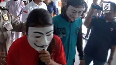Seorang istri tega menjual suaminya sendiri demi uang dan fantasi seks bertiga alias threesome.