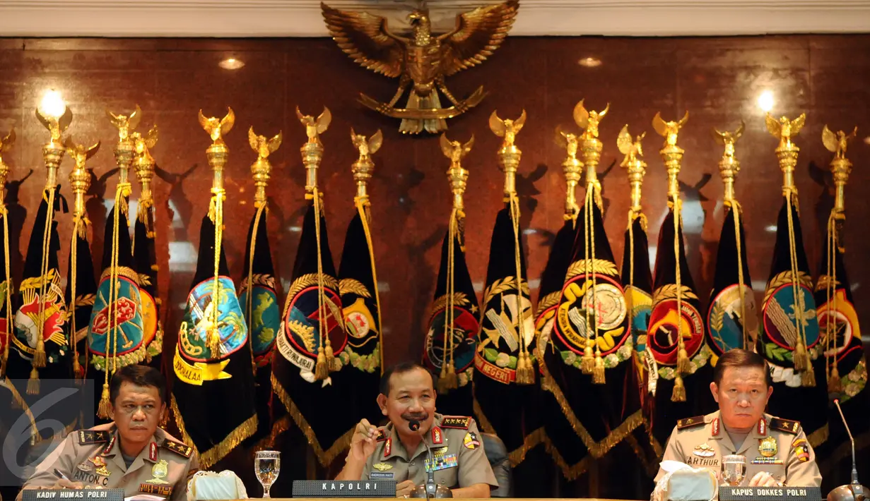 Kapolri, Jenderal Pol Badrodin Haiti (tengah) memberikan keterangan terkait pengungkapan kasus teror Jakarta di Mabes Polri, Jakarta, Jumat (22/1/2016). Kapolri mengungkap barang bukti hasil pengembangan kasus teror. (Liputan6.com/Helmi Fithriansyah)