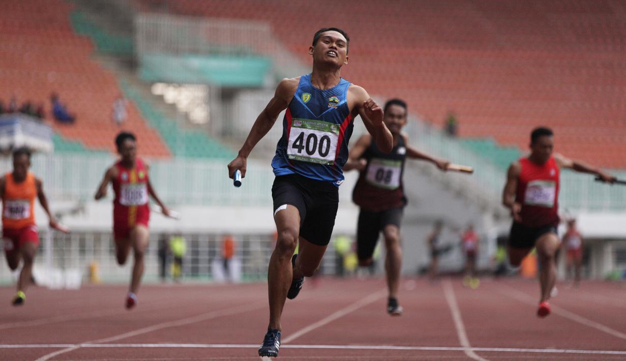 <p>Para pelari beradu cepat saat tampil pada Kejurnas Atletik 2019 nomor 4x100 meter estafet senior putra di Stadion Pakansari, Bogor, Rabu (8/8). Kejurnas Atletik berlangsung dari 3-7 Agustus. (Bola.com/Vitalis Yogi Trisna)</p>