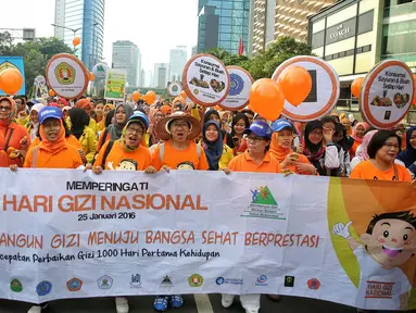 Suasana peserta saar membawa spanduk dalam aksi peringati Hari Gizi Nasional di kawasan Bunderan HI, Jakarta, Minggu (31/2/2015). Dalam aksinya memberikan memberitahukan pentingnya sayur mayur diberikan untuk anak. (Liputa6.com/Faizal Fanani)