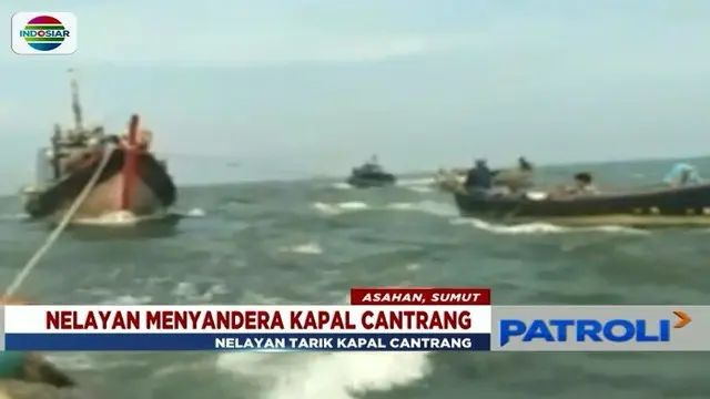 Ratusan nelayan menyandara satu kapal cantrang yang menangkap kerang di zona nelayan tradisional di Perairan Silo Baru, Sumatra Utara.
