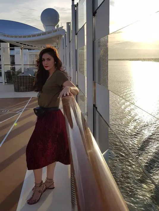 Tidak bersama Shaloom Syach Razadee yang sedang kuliah di luar negeri, kali ini Wulan hanya bliburan bersama Jeremiah Alric Dimitri dan London Abigail Dimitri. Mereka pun berlibur di mewahnya kapal pesiar. (Instagram/wulanguritno)