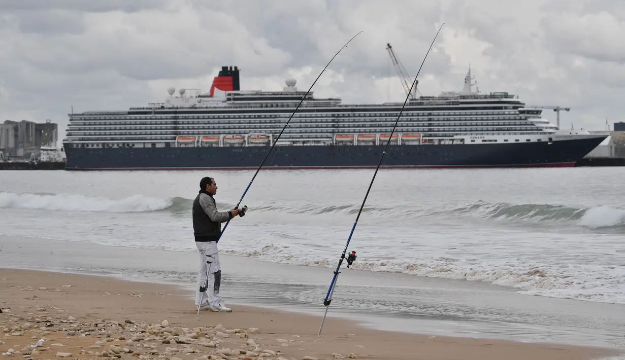 Seorang pria memancing saat kapal Pesiar MS Queen Victoria meninggalkan pelabuhan di La Rochelle, Prancis, 10 April 2018. MS Queen Victoria merupakan sebuah kapal pesiar yang dioperasikan oleh Cunard Line. (AFP PHOTO / XL / XAVIER LEOTY)
