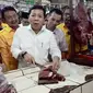 Ketum Partai Golkar Setya Novanto mendatangi Pasar Wonokromo, Surabaya, Jawa Timur. (Liputan6.com/Dian Kurniawan)