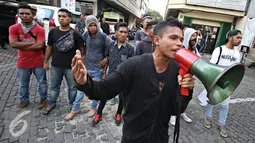 Mahasiswa berunjuk rasa di depan Kantor DPP PKB, Jakarta, Rabu (16/3). Kericuhan terjadi karena petugas melarang mahasiswa berunjuk rasa di depan Kantor DPP PKB sehingga mengakibatkan kemacetan di sekitar lokasi. (Liputan6.com/Immanuel Antonius)