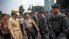 Pelaksana Tugas Gubernur DKI Jakarta Basuki Tjahaja Purnama hadir di apel kesiapan pengamanan pelantikan Presiden, Jakarta, Kamis (16/10/2014) (Liputan6.com/Faizal Fanani)
