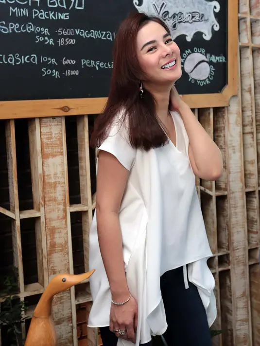 Astrid Tiar meraih gelar S1 di fakultas hukum Universitas Tarumanegara dan ia melanjutkan S2 di fakultas dan universitas yang sama. (Deki Prayoga/Bintang.com)