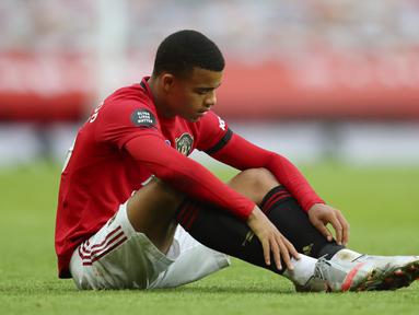 Pemain Manchester United, Mason Greenwood, tampak lesu usai ditahan imbang West Ham United pada laga Premier League di Stadion Old Trafford, Rabu (22/7/2020). Kedua tim bermain imbang 1-1. (Cath Ivill/Pool via AP)