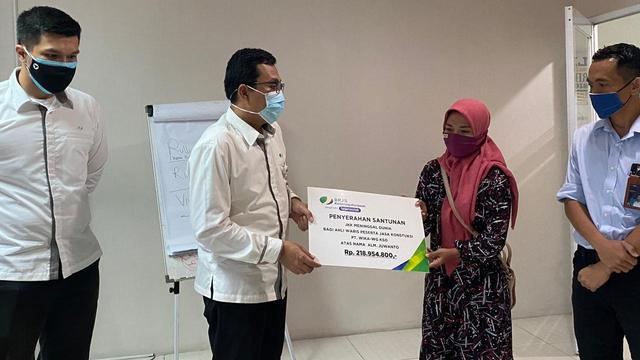 BPJS Ketenagakerjaan Tangerang Cikokol menyerahkan santunan kepada ahli waris Juwanto (34), tenaga harian lepas Jasa Konstruksi PT Wika.