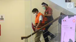 Mantan Direktur Teknik dan Pengelolaan Armada Garuda, Hadinoto Soedigno sebelum rilis penahanan di Gedung KPK, Jakarta, Jumat (4/12/2020). Hadinoto merupakan tersangka ketiga dalam kasus suap di Garuda. Sebelumnya KPK menetapkan Emirsyah Satar dan Soetikno Soearjo (Liputan6.com/Helmi Fithriansyah)