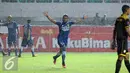 Penyerang Persib, Zulham Zamrun (kedua kanan) melakukan selebrasi usai menjebol gawang Barito Putera pada Torabika Soccer Championship presented by IM3 Ooredoo di Stadion Pakansari, Bogor, Sabtu (13/8). Persib menang 2-0. (Liputan6.com/Helmi Fithriansyah)