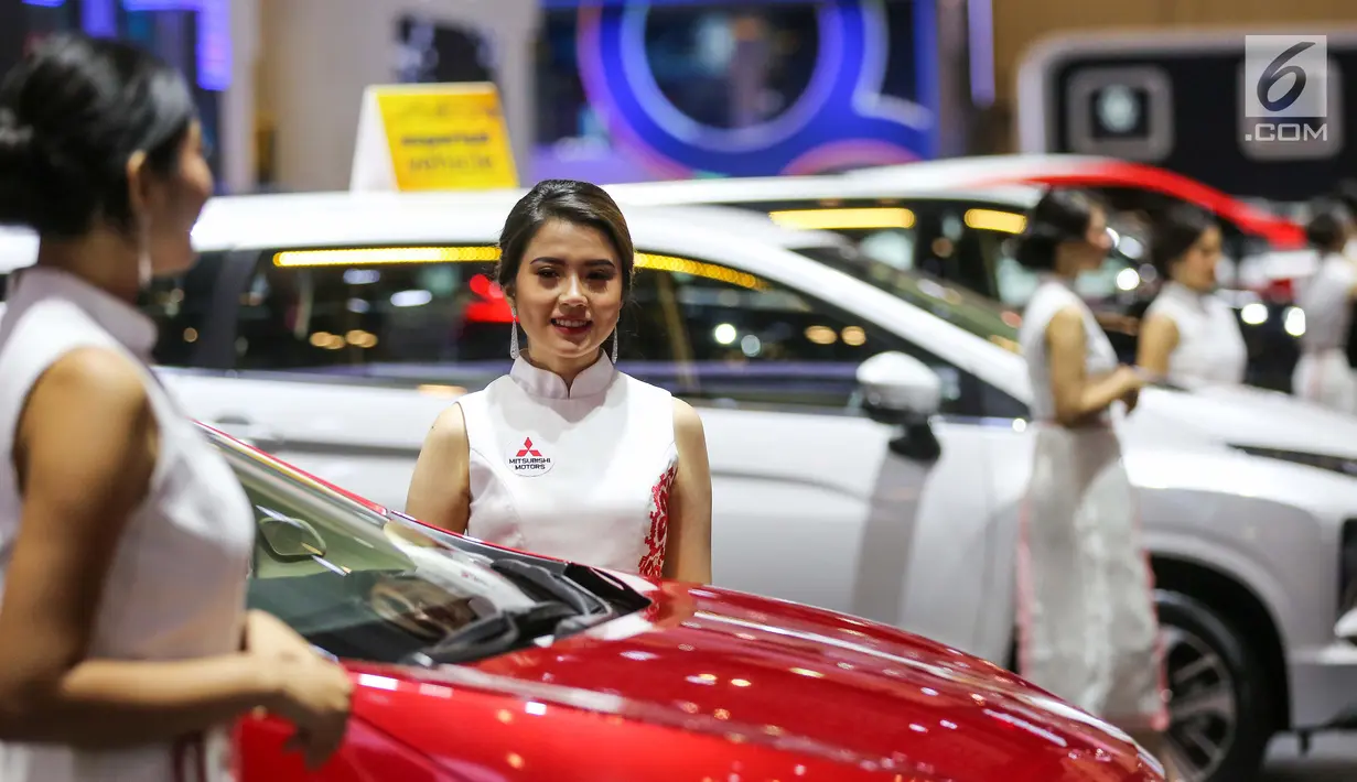Sejumlah model hiasi stan pameran GAIKINDO Indonesia International Auto Show (GIIAS) 2019 di ICE BSD, Tangerang, Kamis (18/9/2019). GIIAS 2019 ke-27 mengusung tema Future in Motion di buka Wapres RI Jusuf Kalla di ICE BSD, Tangerang. (Liputan6.com/Fery Pradolo)