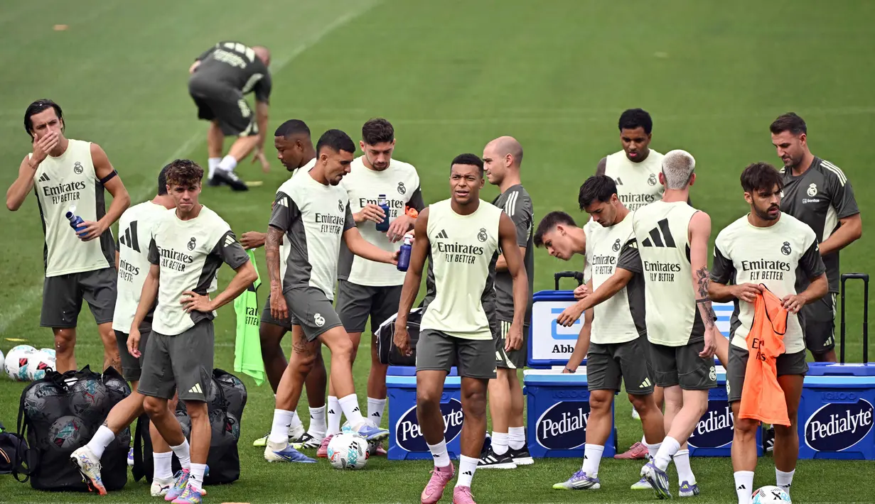 Penyerang Real Madrid asal Prancis, Kylian Mbappe (tengah) bersama rekan-rekannya mengikuti sesi latihan di markas latihan klub di Valdebebas, Madrid pada 18 Agustus 2025. (JAVIER SORIANO/AFP)