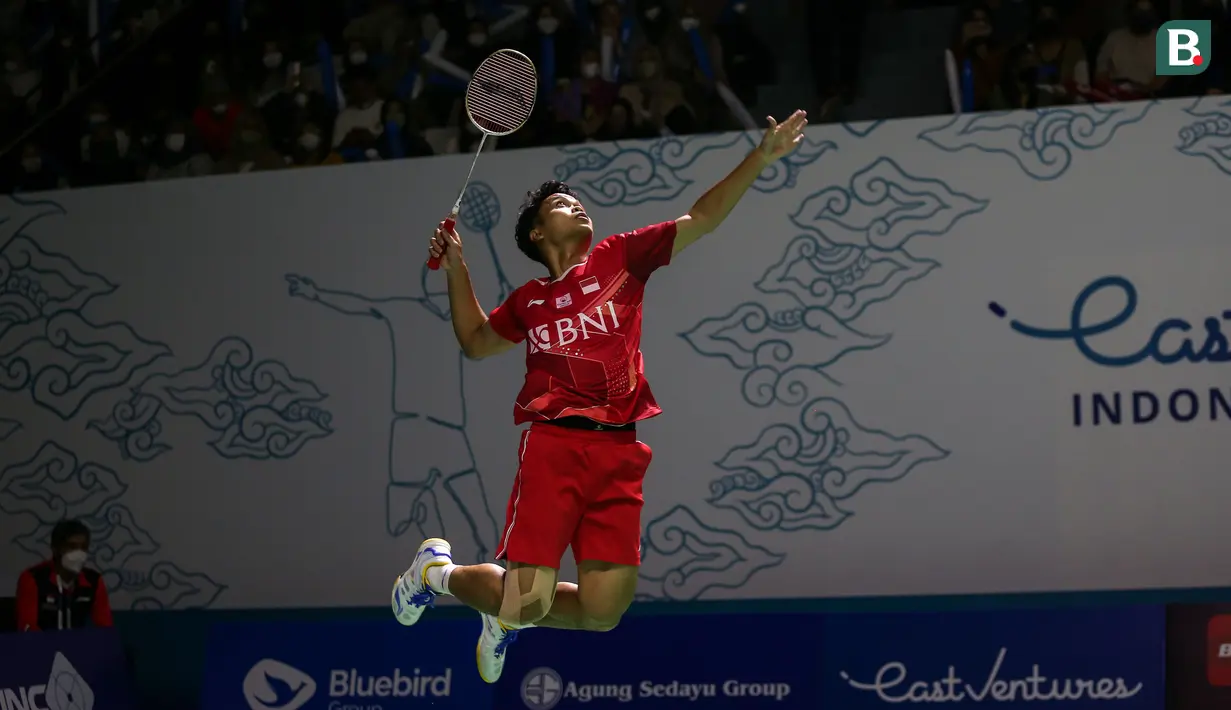 Indonesia berhasil meloloskan 3 wakilnya dari total 9 wakil yang bertanding di hari pertama Turnamen Bulu Tangkis East Ventures Indonesia Open 2022 di Istora Senayan, Jakarta (14/6/2022). Salah satunya adalah Anthony Sinisuka Ginting yang terlibat "perang saudara" dengan Tommy Sugiarto. (Bola.com/Bagaskara Lazuardi)