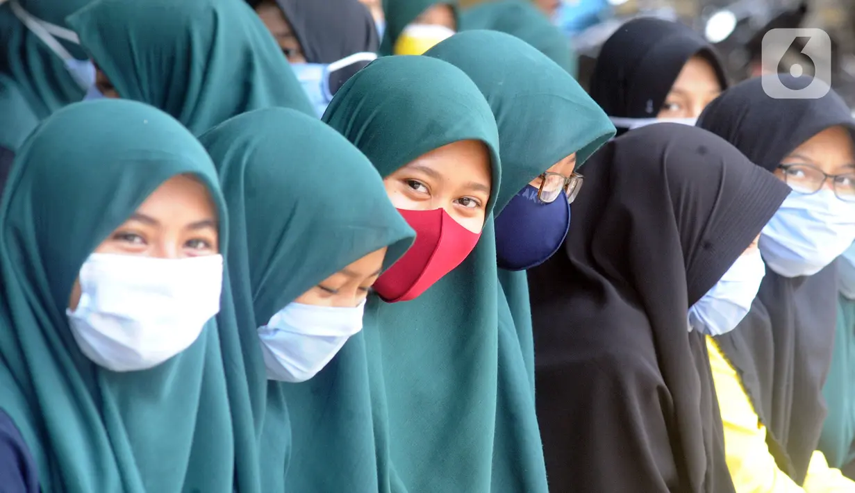 Para santri antre melakukan swab test di Pondok Pesantren Baitul Hikmah, Bojongsari, Depok, Jawa Barat, Kamis (12/11/2020). Swab test massal dilakukan menyusul ditemukannya paparan COVID-19 terhadap seorang santri dan untuk memutus mata rantai penyebaran. (merdeka.com/Arie Basuki)