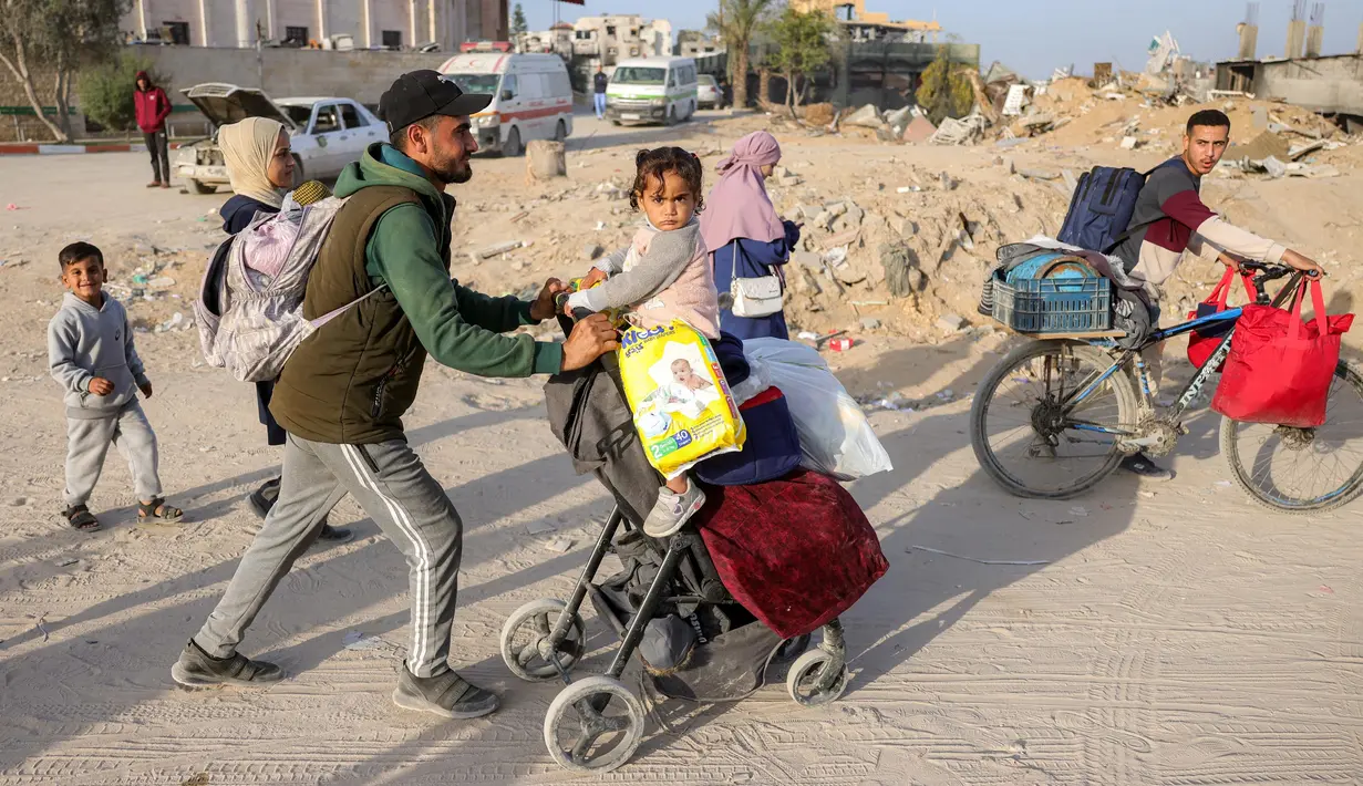 Imbas dari serangan Israel, warga Palestina di Gaza kembali mengungsi ke lokasi yang lebih aman. (Bashar TALEB/AFP)