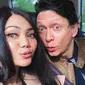 Keduanya tampak serasi dan terlihat seperti ABG yang sedang pacaran. Melalui akun Instagramnya, Rina sering mengunggah momen lucu dengan Josscy. Seperti ketika mereka berselfie dengan gaya manyun. (Liputan6.com/IG/rinanose16)