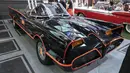 Para pengunjung mengamati Batmobile dari film "Batman" (1966) di Klairmont Kollections di Chicago, Illinois, Amerika Serikat (AS) (25/10/2020). Klairmont Kollections merupakan sebuah museum koleksi mobil pribadi yang menampilkan lebih dari 300 kendaraan. (Xinhua/Joel Lerner)