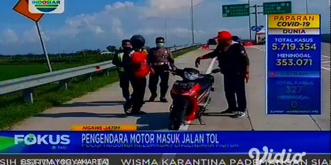 VIDEO: Pengendara Motor Masuk Jalan Tol di Ngawi