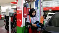 Petugas mengisi BBM ke kendaraan konsumen di SPBU Abdul Muis, Jakarta, Senin (2/7). PT Pertamina (Persero) menaikkan harga Pertamax, Pertamax Turbo dan Pertamina Dex mulai dari Rp500 hingga Rp900 per liter mulai 1 Juli 2018. (Liputan6.com/Johan Tallo)