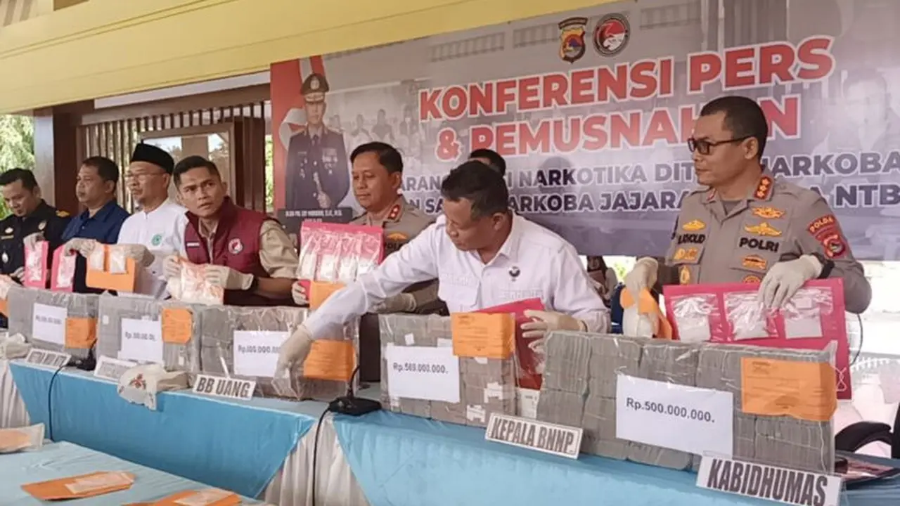 Polda NTB tunjukan tumpukan uang dan narkoba milik eks Kapolres Bima Kota AKBP Didik
