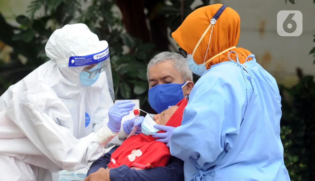 Seorang anak saat menjalani swab test massal di Puskesmas Ciganjur, Jakarta Selatan, Kamis (7/1/2020). Swab test gratis yang diadakan oleh Sudinkes Jakarta Selatan tersebut dilakukan terhadap puluhan warga. (merdeka.com/Arie Basuki)