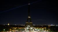 Lampu Menara Eiffel di Paris, dimatikan pada Rabu (21/10/2020). Kondisi gelap gulita itu untuk memberikan penghormatan terhadap Samuel Paty, seorang guru sejarah yang dipenggal kepalanya pada Jumat (16/10) lalu. (GEOFFROY VAN DER HASSELT / AFP)