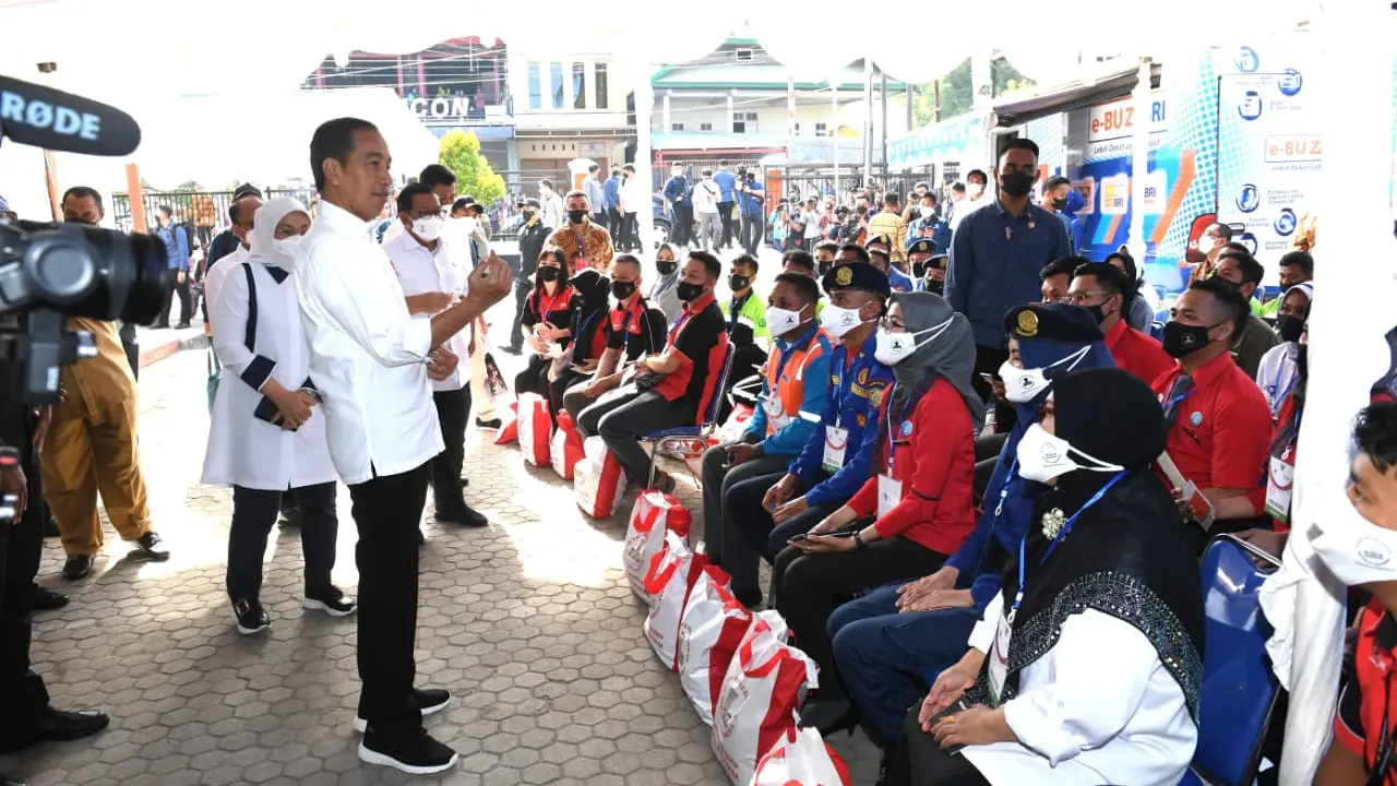 Presiden Jokowi mendengarkan curhatan warga di sela-sela kunjungan kerja ke Kota Baubau Provinsi Sulawesi Tenggara, Selasa (27/9/2022).