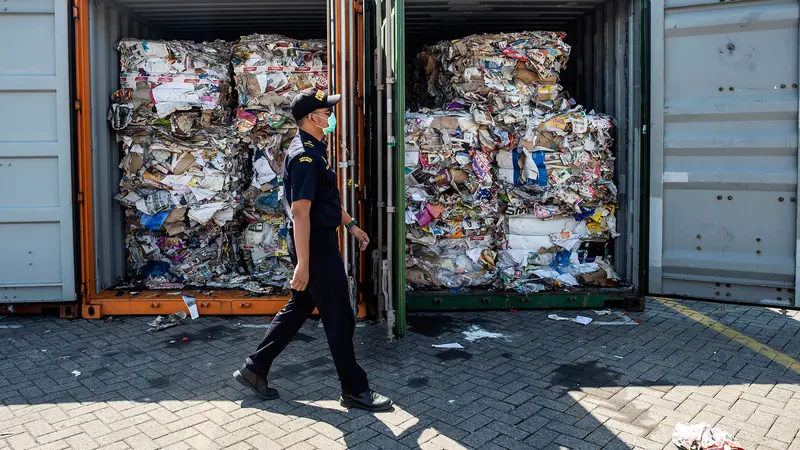 Mengandung B3, 8 Kontainer Limbah Kertas Asal Australia Ditahan