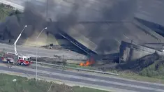 Tangkapan layar dari video yang disediakan oleh WPVI-TV/6ABC ini menunjukkan bagian I-95 yang runtuh dengan truk pemadam kebakaran di tempat kejadian di Philadelphia, Minggu (11/6/2023). (WPVI-TV/6ABC via AP)