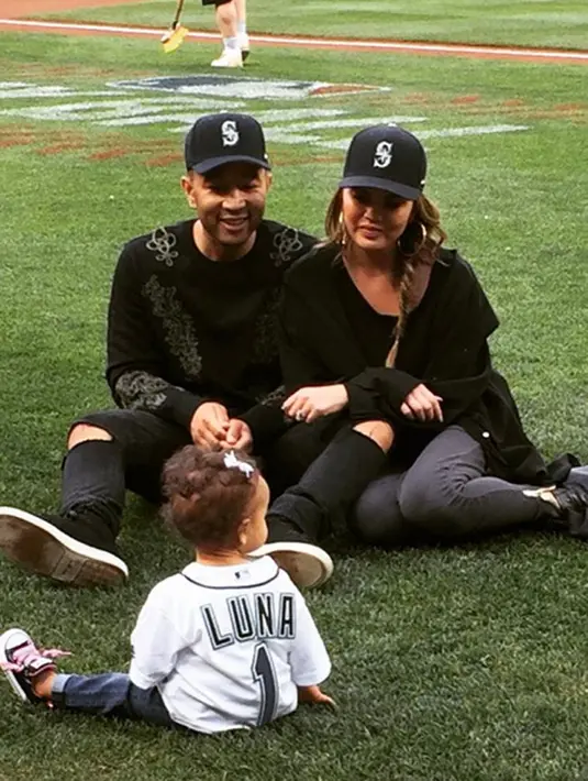 Chrissy Teigen, istri dari John Legend juga turut merayakan hari ayah tersebut. Terlihat dari Instagramnya, di mana Chrissy mengunggah dua foto, yakni ia bersama sang ayah dan fotonya sendiri sambil memegang kue. (Instagram/chrissyteigen)