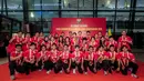 <p>Para pemian, pelatih, dan ofisial tim bulu tangkis Indonesia berfoto bersama dengan trofi Badminton Asia Mixed Team Championships saat acara penyambutan di Terminal 3 Bandara Soekarno Hatta, Tangerang, Senin (17/02/2025). (Bola.com/Bagaskara Lazuardi)</p>