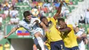 Bek Argentina, Walter Kanemann, menyundul bola saat melawan Ekuador pada laga persahabatan di Stadion Martinez Valero, Elche, Minggu (13/10). Ekuador kalah 1-6 dari Argentina. (AFP/Jose Jordan)