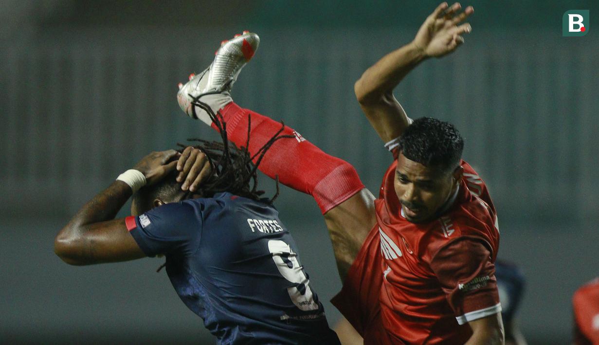 Meski kalah jumlah pemain, Arema tidak mengendurkan tekananya. Mereka tetap berusaha melakukan serangan ke pertahanan PSM. Sampai babak pertama berakhir tidak ada tambahan gol dan kedudukan masih imbang 1-1. (Foto: Bola.com/M Iqbal Ichsan)