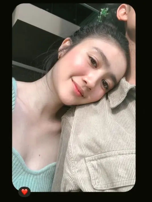 Febby Rastanty foto selfie pamer bare face yang memperlihatkan wajah super baby face miliknya. Terlihat cantik dan bersinar, bukan, Sahabat FIMELA? Foto: Instagram.