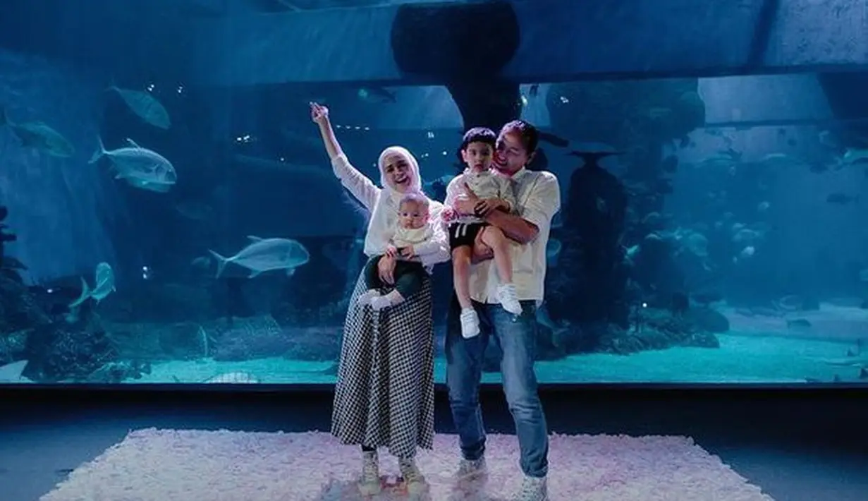 Tak hanya berdua saja, Roger Danuarta dan Cut Meyriska juga tentu mengajak serta kedua anak mereka yakni Shaquille dan Jourell. Keluarga kecil ini tampak kompak pakai outfit warna putih.(instagram.com/cutratumeyriska)