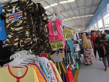 Pengunjung melihat pakaian di Skybridge Tanah Abang, Jakarta, Jumat (4/1). Pemerintah menargetkan Penyaluran kredit usaha (KUR) untuk 2019 ditetapkan sebesar Rp 140 triliun. (Liputan6.com/Angga Yuniar)