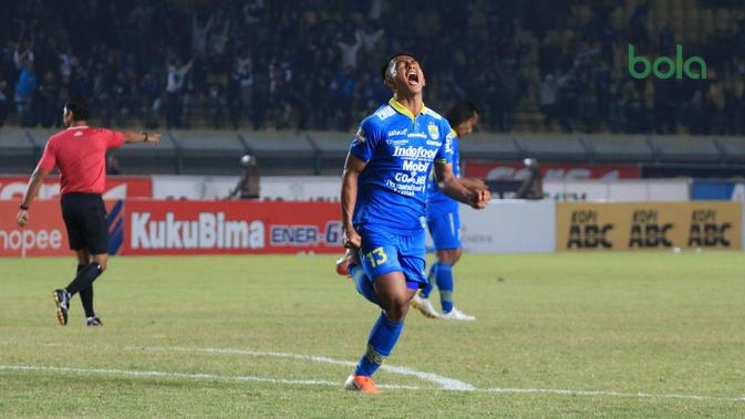 Gelandang Persib Bandung, Febri Hariyadi mencetak dua gol ke gawang Kalteng Putra di Stadion Si Jalak Harupat, Kabupaten Bandung, Selasa (17/7/2019). (Bola.com/Erwin Snaz)