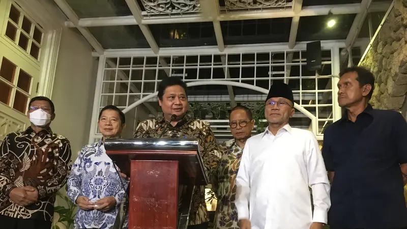 Ketum Partai Golkar Airlangga Hartarto didampingi Ketum PAN Zulkifli Hasan dan Ketum PPP Suharso Monoarfa mengumumkan koalisi parpol untuk Pemilu 2024